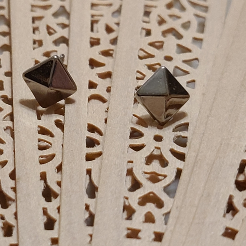 Silver stud earring - Picture 4 of 7